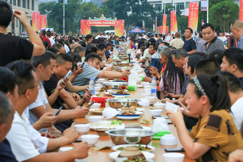 9月28日，貴州省遵義市播州區平正仡佬族鄉舉行仡佬族吃新祭祖習俗活動。圖為仡佬族鄉民吃六合宴，滿臉喜悅。