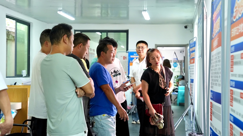 平坝区举办线下招聘会。