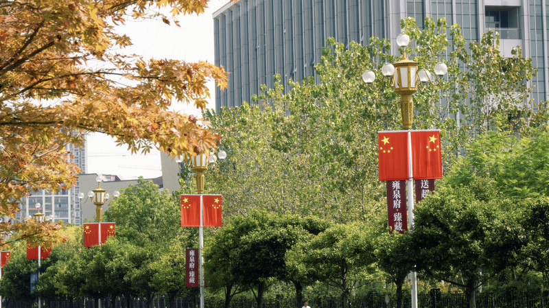 整齐划一的“中国红”成为城市中最亮眼的风景线。