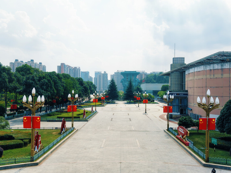 满城飘扬的五星红旗点亮城市街巷。