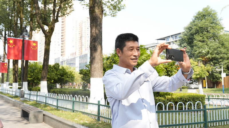 不少行人驻足观赏、拍照打卡。