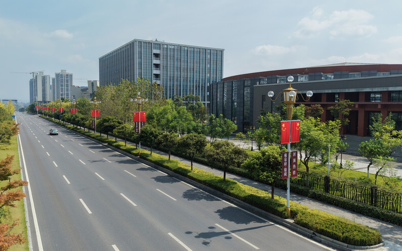 贵州仁怀：4000面国旗扮靓城市 喜庆氛围迎国庆
