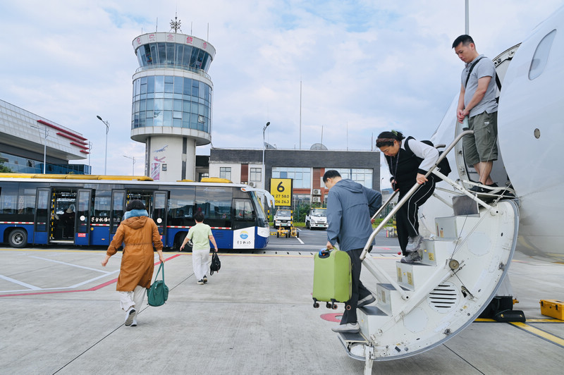國慶假期來臨，遵義茅台機場迎來了旅客出行熱潮。