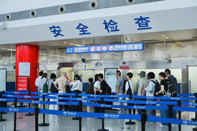 遵義茅台機場航站樓大廳內客流有序、秩序井然。