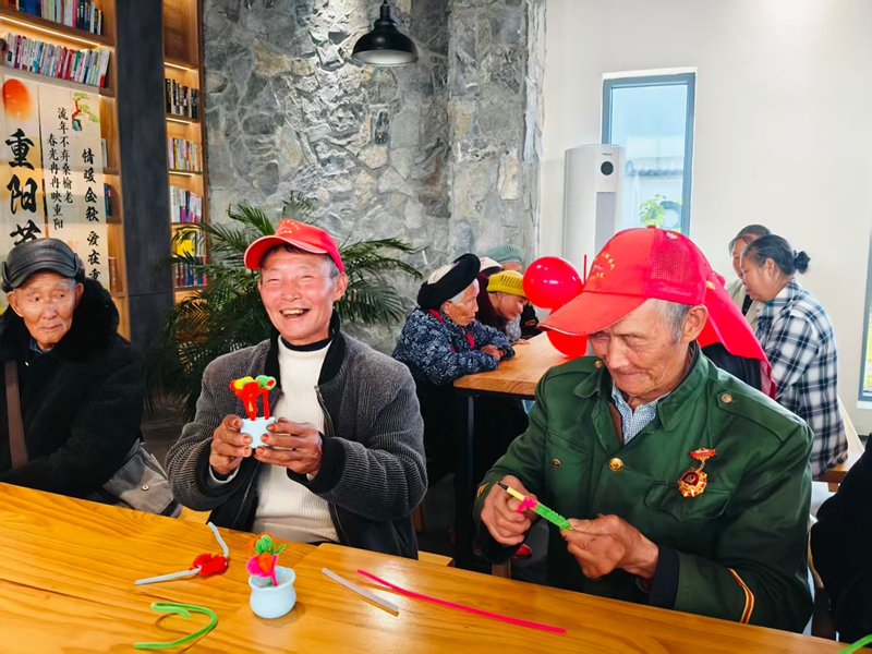 吉正學（右一）在赫章縣金銀山街道參加社區志願者活動 劉虹艷 攝.jpg