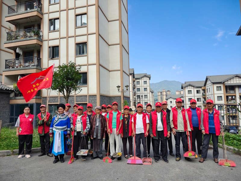 吉正學（左二）參加社區清理常態化服務合影 劉虹艷 攝.jpg