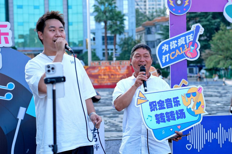 市民參與“我為陌生人唱首歌”。織金縣文化館供圖