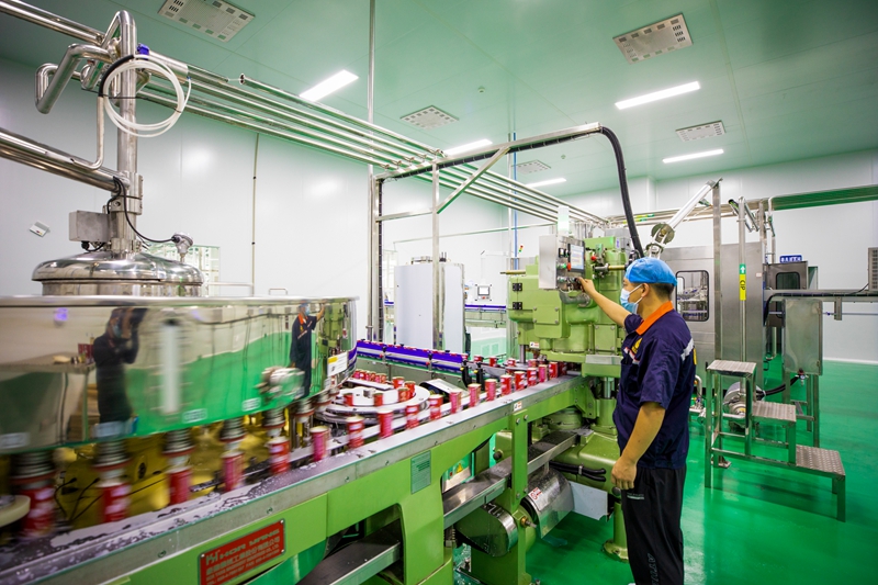 工人在赫章阿西裡西食品飲料有限公司核桃乳生產車間作業 李學友攝.jpg