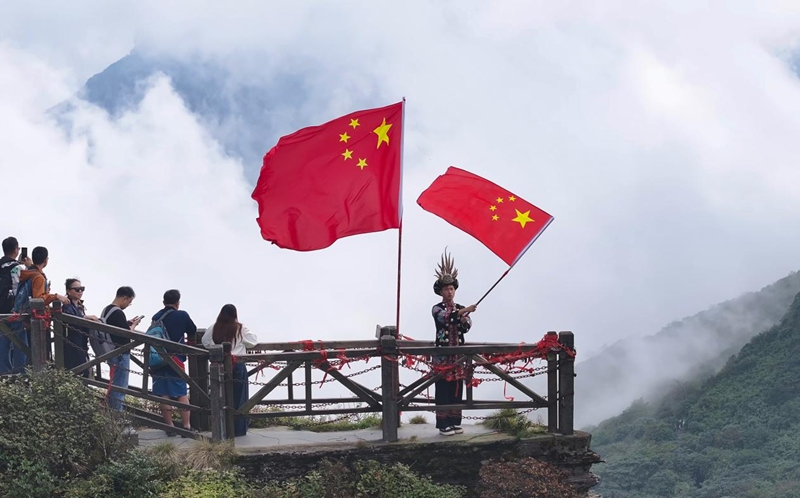 梵净山游人如织，国庆氛围拉满。