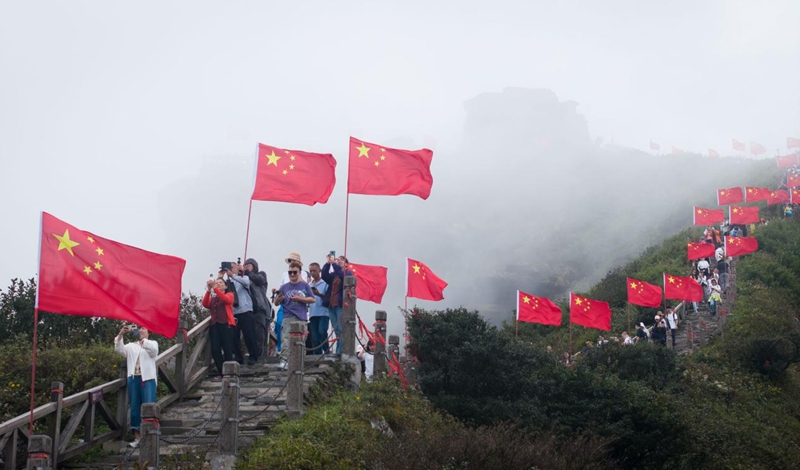 梵净山游人如织，国庆氛围拉满。