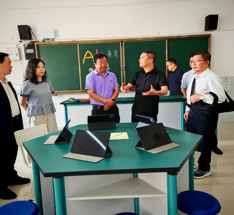 2 图为在晴隆县沙子镇第二小学调研.jpg