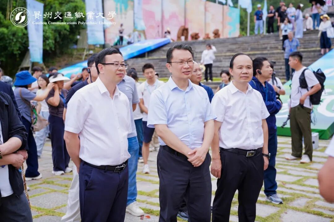 实地参观《黔行·共耕》《扶马・福马》等大地艺术作品及乡村改造示范点.。