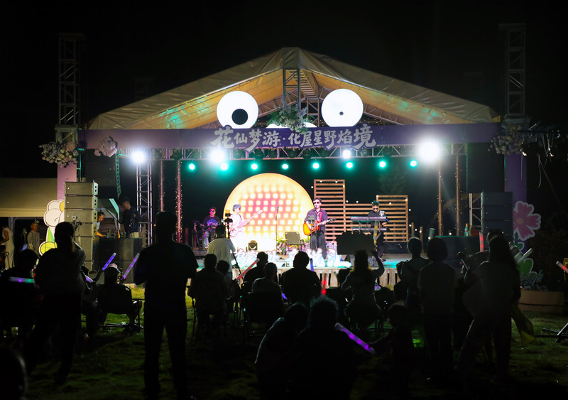 在貴州省黔西市化屋村露營基地，烏蒙深處音悅匯正在舉行。