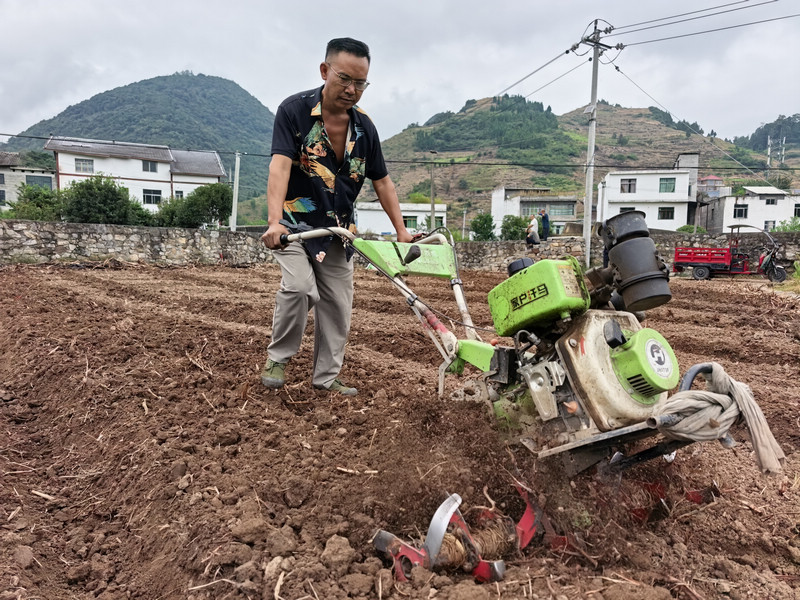 土地翻耕。