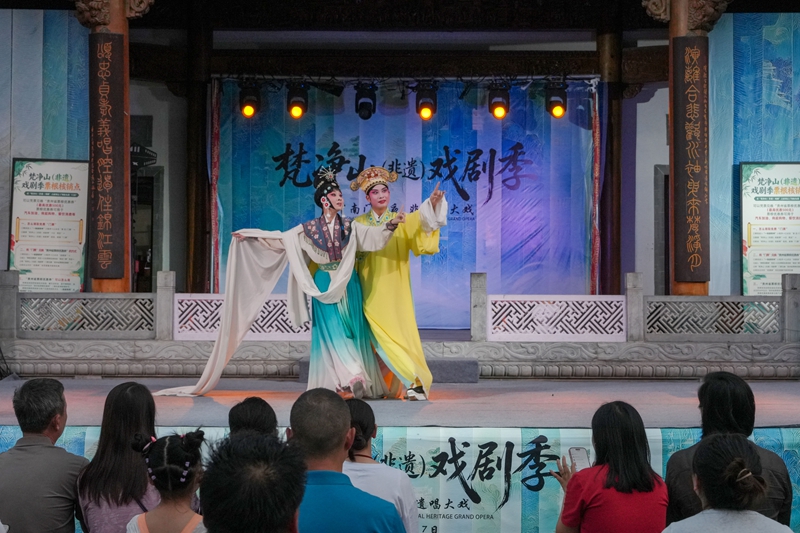 2026年9月28日，贵州省铜仁市碧江中南门历史文化旅游区，梵净山（非遗）戏剧季剧目之一《川剧秀》表演现场。