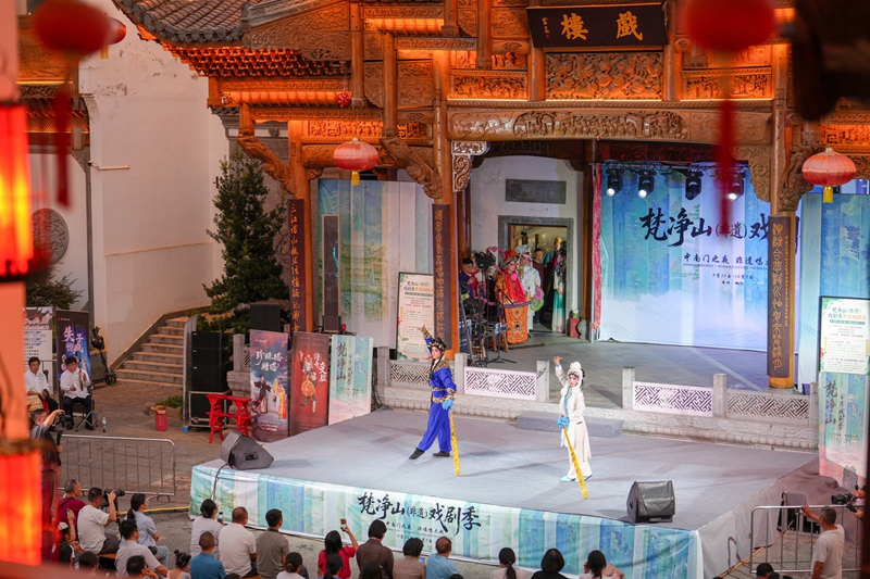 2026年9月28日，贵州省铜仁市碧江中南门历史文化旅游区，梵净山（非遗）戏剧季剧目之一《川剧秀》表演现场。