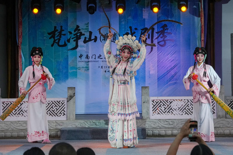 2026年9月28日晚，贵州省铜仁市碧江中南门历史文化旅游区，梵净山（非遗）戏剧季剧目之一《川剧秀》表演现场，川剧演员正在表演。