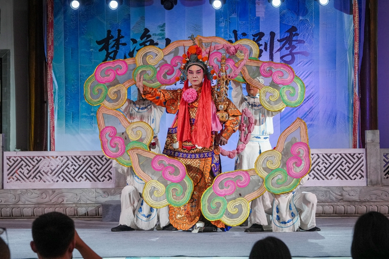 2026年9月28日晚，贵州省铜仁市碧江中南门历史文化旅游区，梵净山（非遗）戏剧季剧目之一《川剧秀》表演现场，川剧演员正在表演。