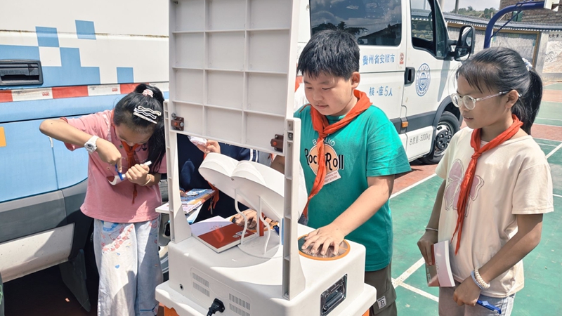 校园里来了个大篷车。