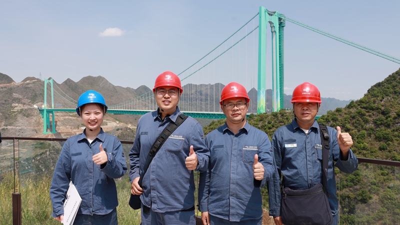 3、党员青年技术骨干在云渡服务器值守保供电。.JPG