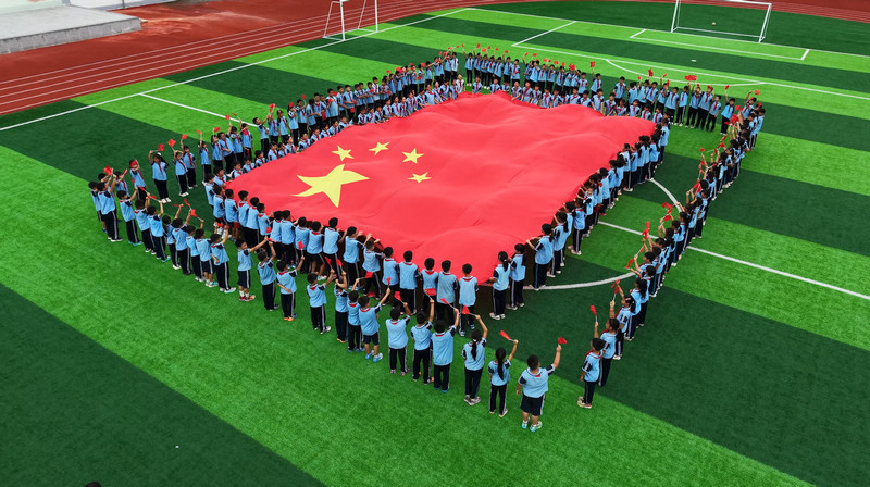 貴州石阡：滿城“中國紅” 國慶氛圍濃。