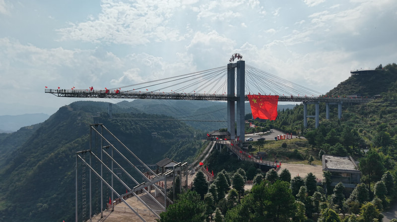 貴州石阡：滿城“中國紅” 國慶氛圍濃。
