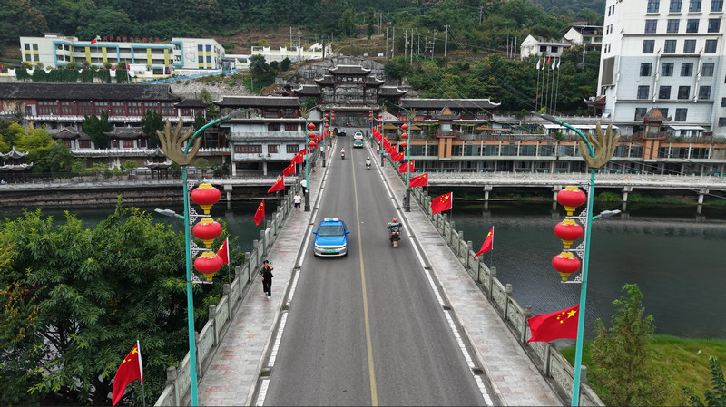 貴州石阡：滿城“中國紅” 國慶氛圍濃。