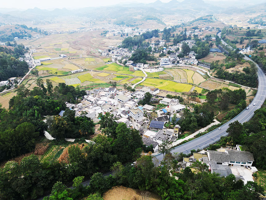 金秋時節的貴州省黔西市錦星鎮新街田壩，豐收田園、鄉村景美。