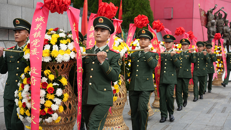 圖4：禮儀衛兵托起7個大型花籃，緩步走向烈士紀念碑。