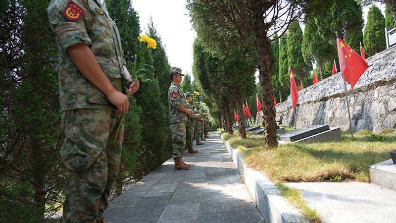 退役軍人向烈士墓敬獻鮮花。