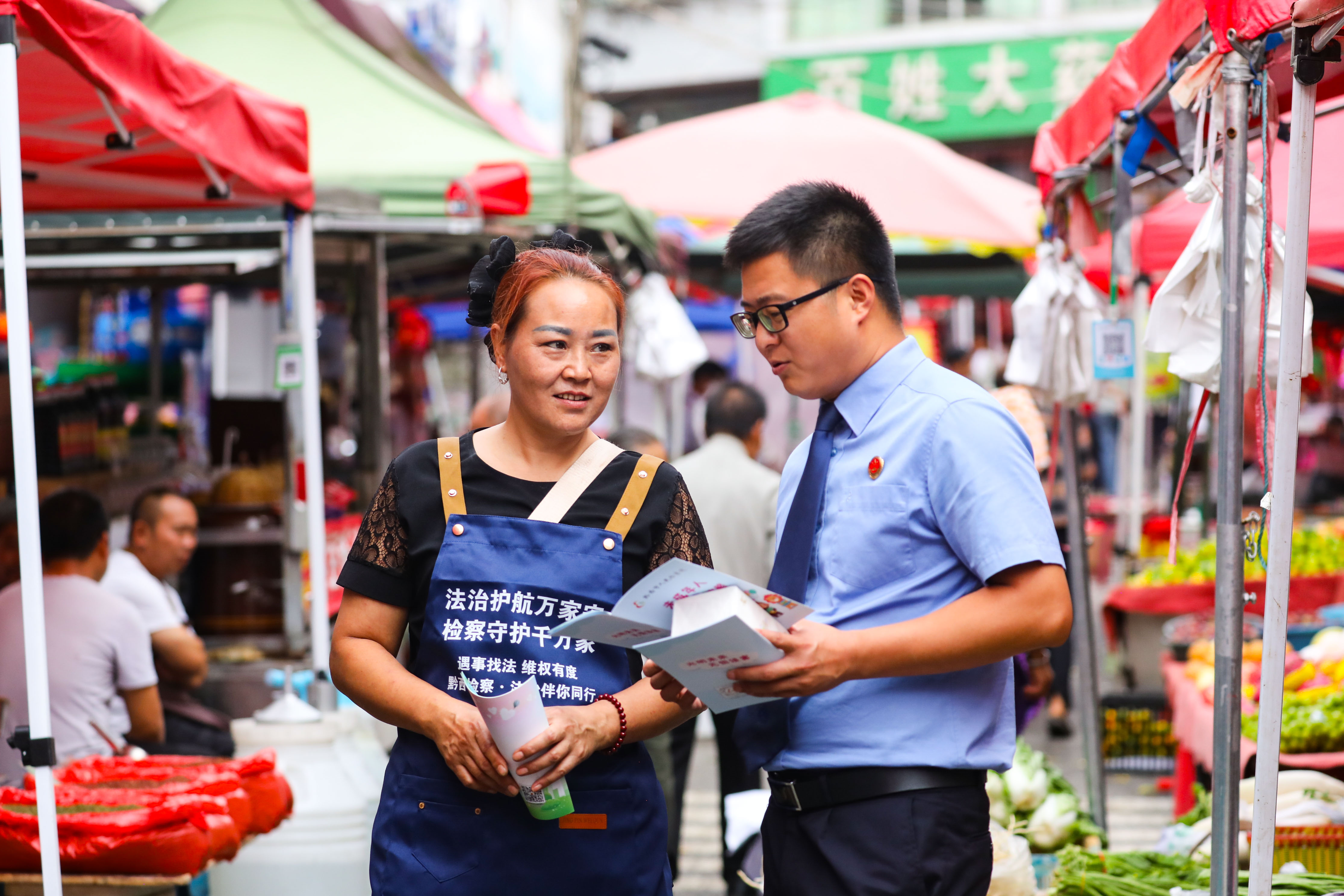 黔西市检察院副检察长颜举带队到太来乡开展下沉接访活动。图为检察官向群众发放宣传资料，并讲解上面的法律知识。 (2)