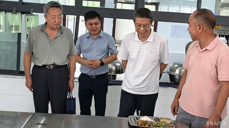 图为在望谟县第五中学调研。