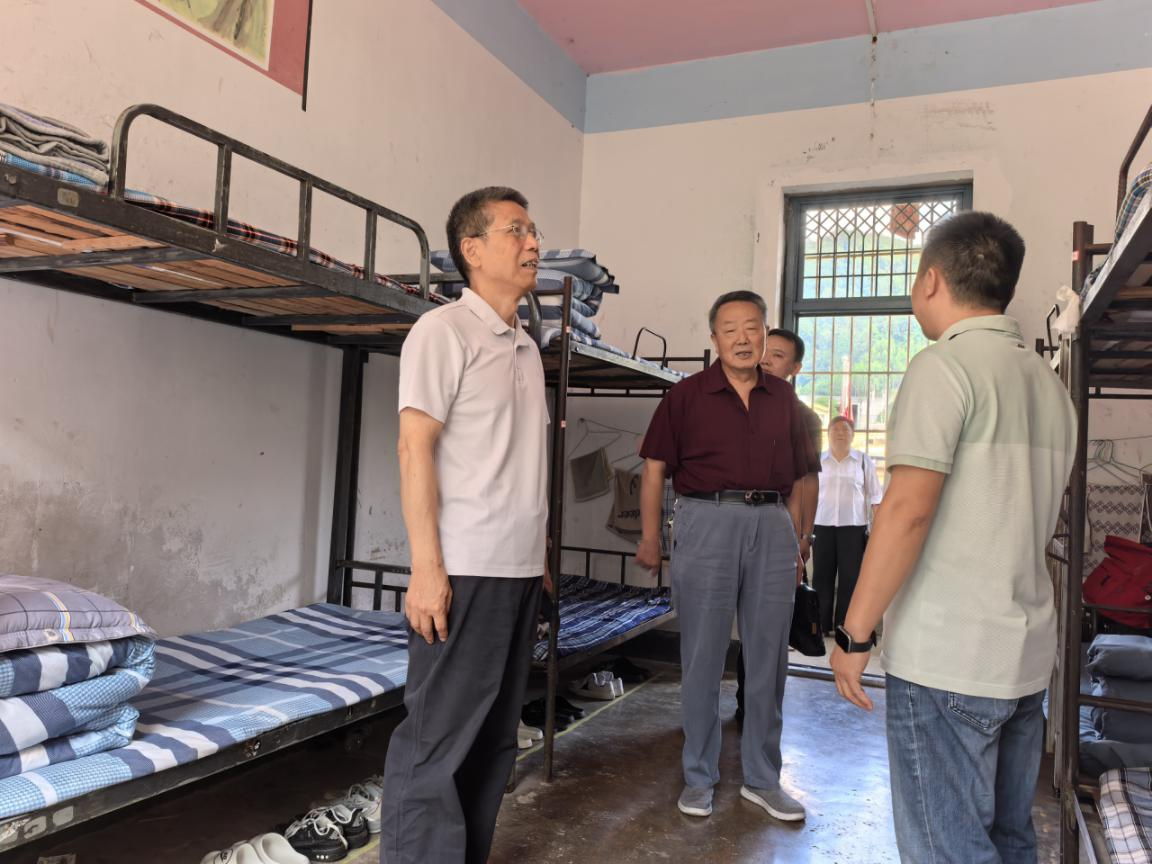 图为在册亨县丫他民族中学调研。