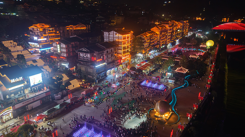茅台镇夜景。