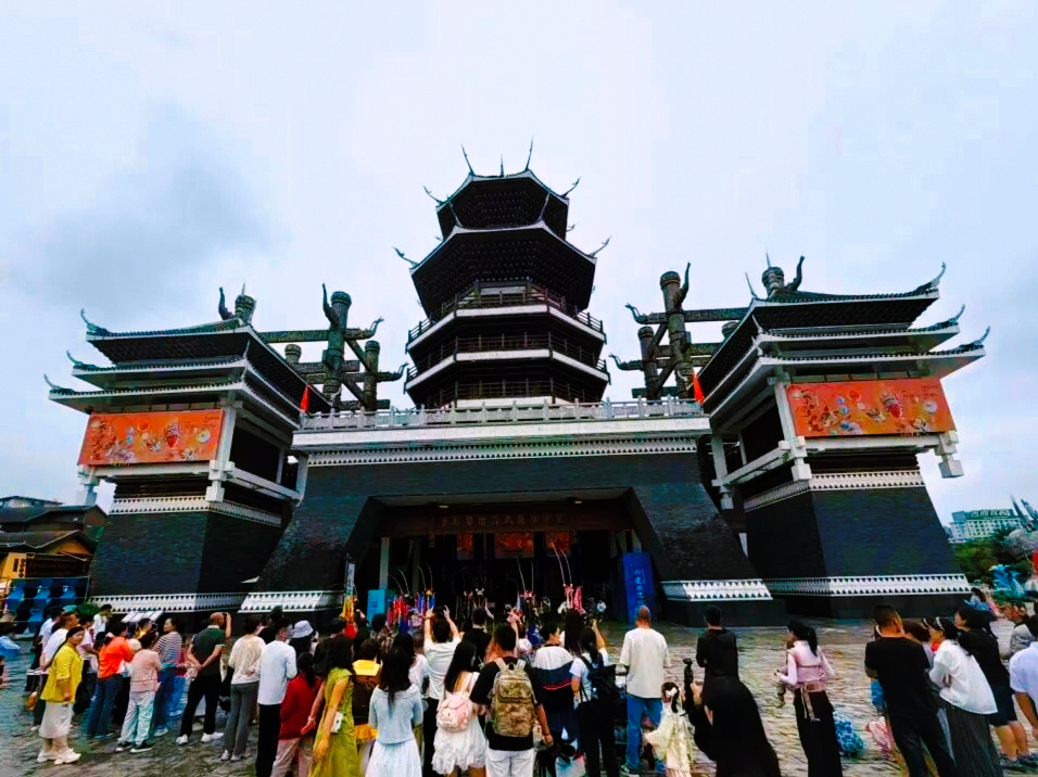 多彩贵州城景区。