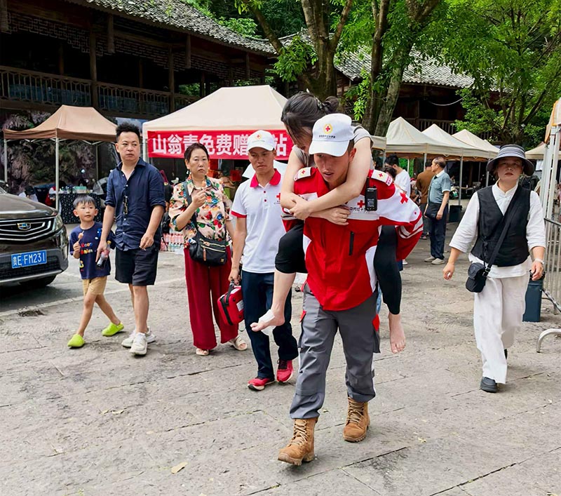 黔西南州紅十字同心救援隊隊員救助受傷游客。