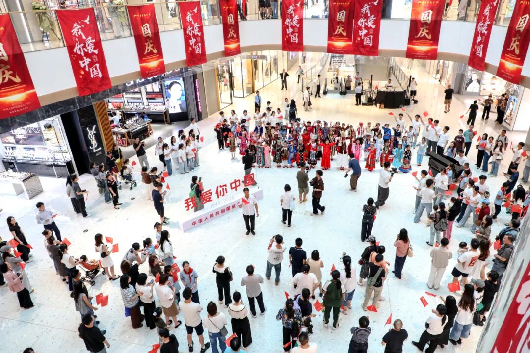 觀山湖區萬象匯商場裡通過顯示屏、橫幅向祖國深情告白. 