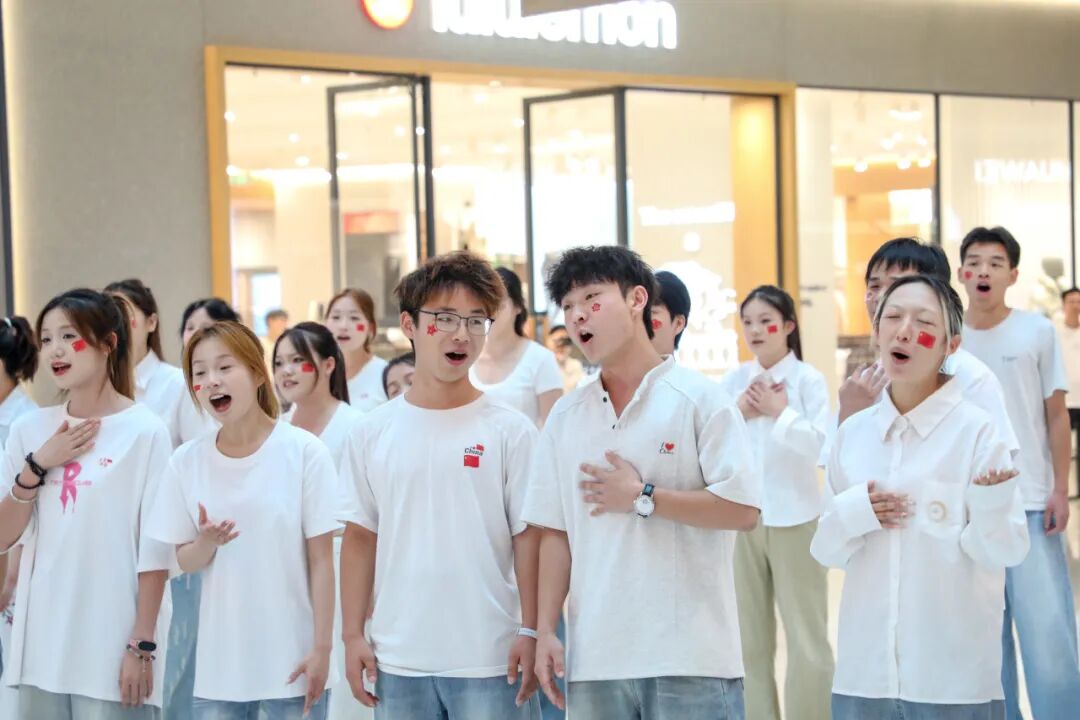 大學生合唱團隊深情獻唱《我愛你中國》。