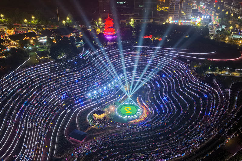 1、2026年10月1日，贵州省毕节市大方县贵州“大地指纹”音乐会现场。何志刚摄