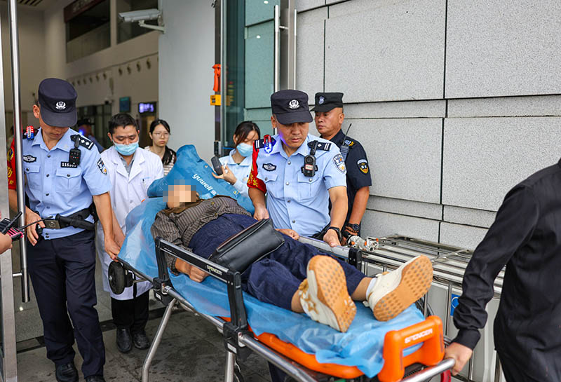 民警正在救援暈厥旅客。 