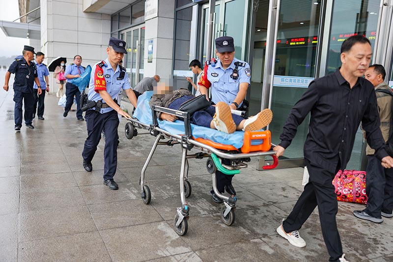 民警正在救援暈厥旅客。