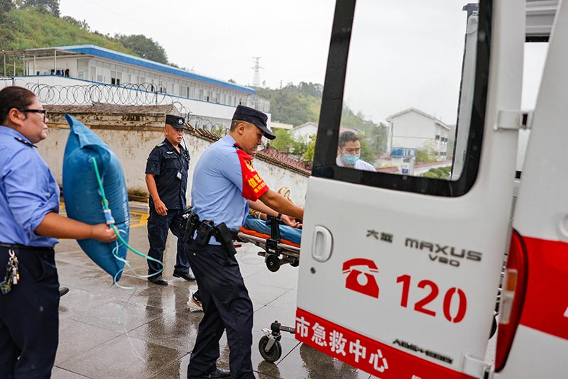 民警正在救援暈厥旅客。