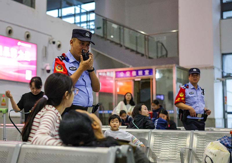 民警正在救援暈厥旅客。