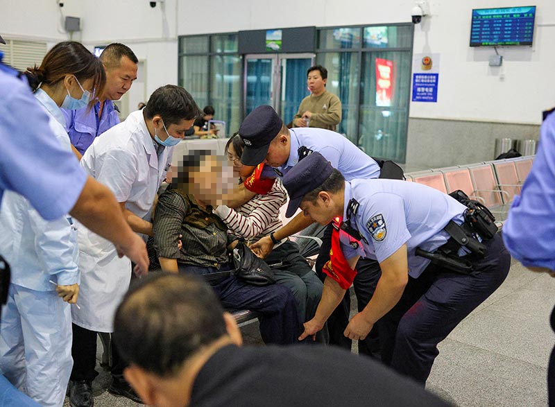 民警正在救援暈厥旅客。
