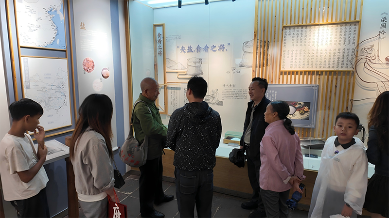 游客观展交流。王烨摄