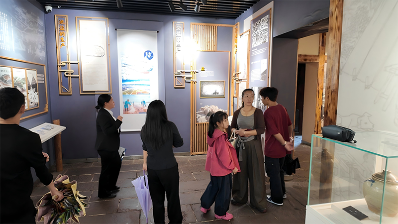 游客驻足展馆，聆听盐文化背后的历史故事。王烨摄