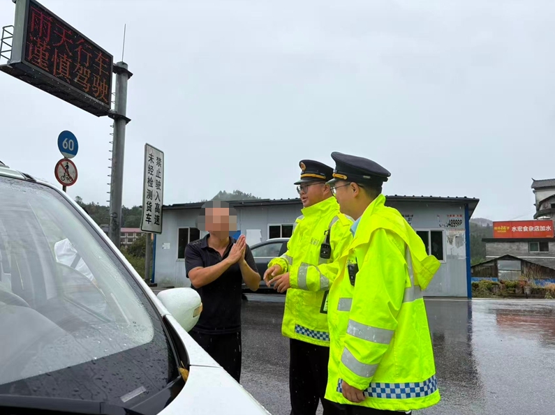 3 圖為2026年10月1日，台烈收費站，執法人員跟車安全護送故障車一行人員抵達收費站后，駕駛員向執法人員表示感謝畫面。.jpg