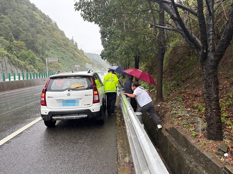 2 圖為2026年10月1日，滬昆高速玉三段K1603下行，執法人員轉移司乘人員至安全路段，幫助行動不便的乘客上車。.jpg