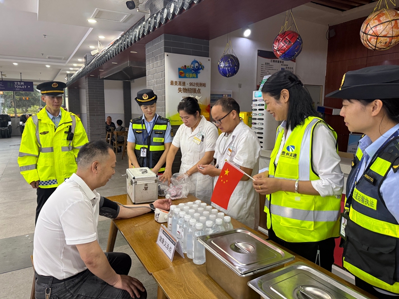 2 圖為醫護人員在三棵樹服務區愛心義診點，為過往司乘開展免費健康義診服務。宋俊儀 攝.JPG