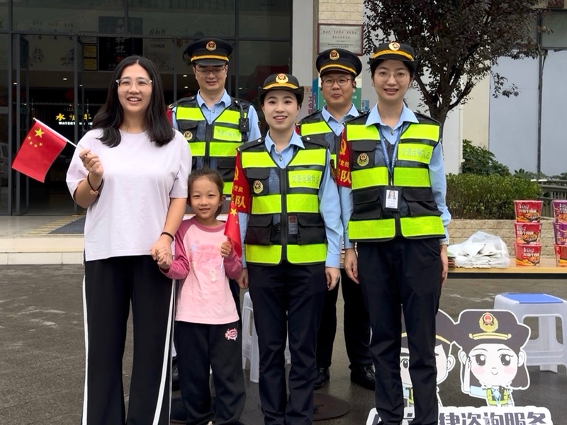 1 圖為司乘人員與執法人員共祝祖國母親生日快樂.jpg